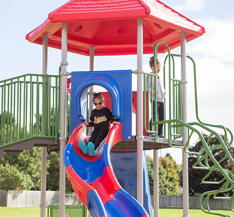 KHPS Zinser Feature4 060223 students on playground